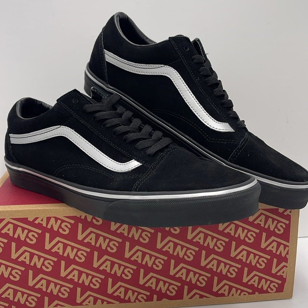 Vans Men’s Black and White Sneakers Old Skool
Metallic Black
VN000CT8BMA - Picture 4 of 16